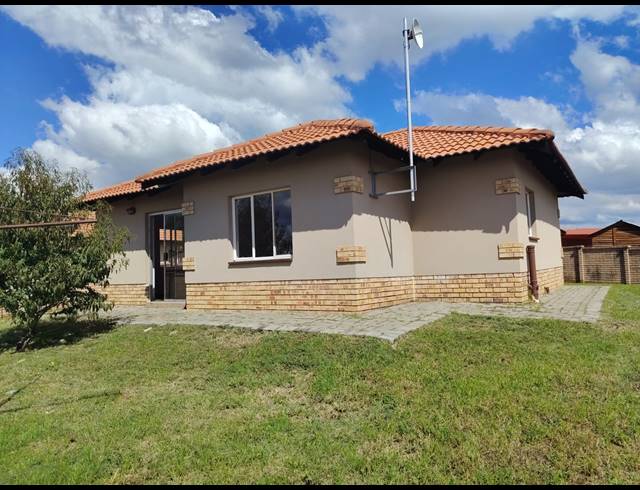 3 BEDROOM TOWNHOUSE FOR SALE IN WATERKLOOF HILL ESTATE